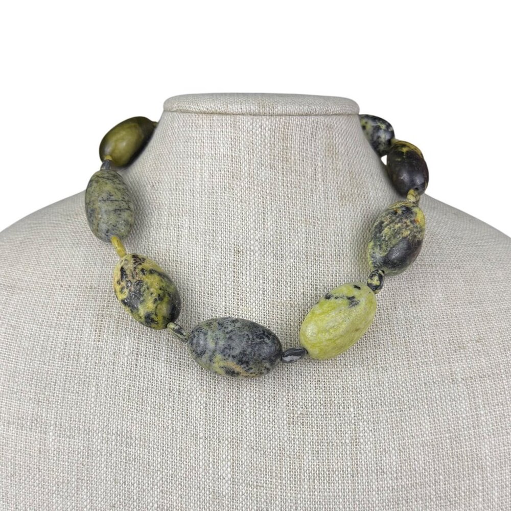 Vintage Womens Green & Black Stone Necklace With Ornate Silver Tone Clasp